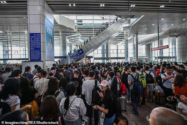 Dòng khách đi bộ đứng im không thể nhúc nhích trong ngày Vạn Lý Trường Thành tê liệt-3