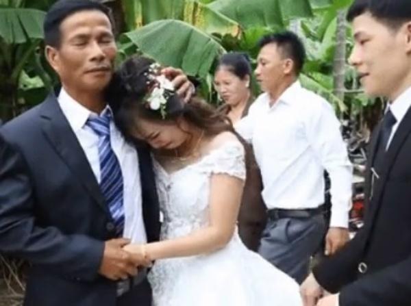 Cô dâu trẻ CƯỜI NHƯ NẮC NẺ nhớ lại màn tiễn nhà gái ra về bá đạo trong ngày cưới-1