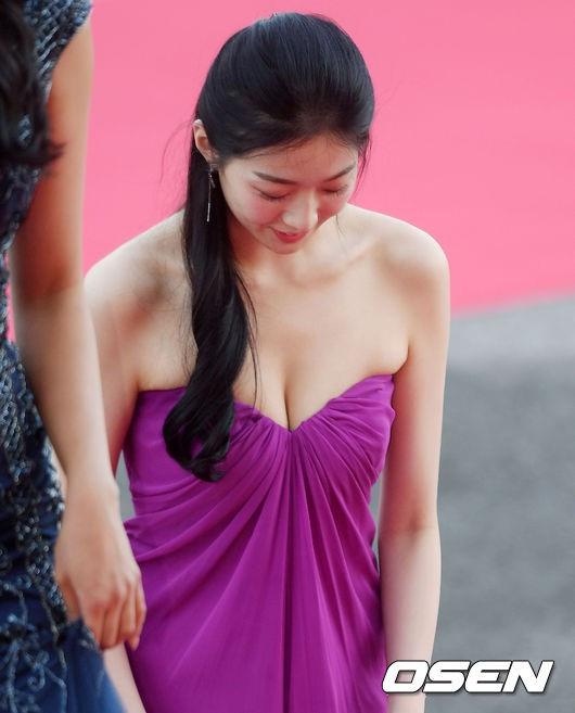 Tân Hoa hậu Hàn Quốc mặc xấu trên thảm đỏ gây tranh cãi-1