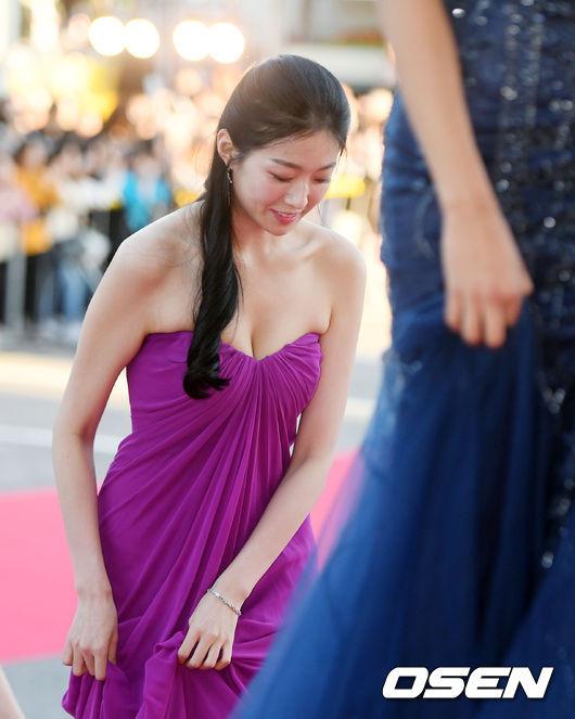 Tân Hoa hậu Hàn Quốc mặc xấu trên thảm đỏ gây tranh cãi-2