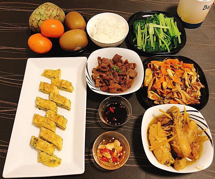 Mới sinh em bé được 5 ngày, mẹ trẻ đã dậy làm mâm cơm ngon đã mắt khiến chị em trầm trồ khen ngợi-2