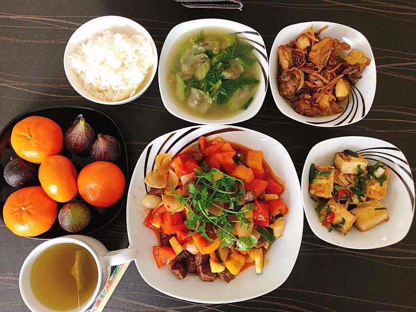 Mới sinh em bé được 5 ngày, mẹ trẻ đã dậy làm mâm cơm ngon đã mắt khiến chị em trầm trồ khen ngợi-3