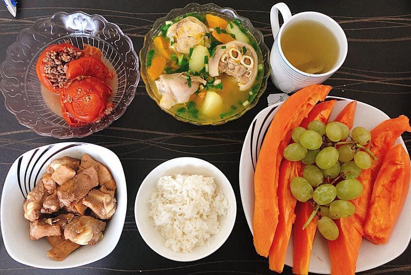 Mới sinh em bé được 5 ngày, mẹ trẻ đã dậy làm mâm cơm ngon đã mắt khiến chị em trầm trồ khen ngợi-4