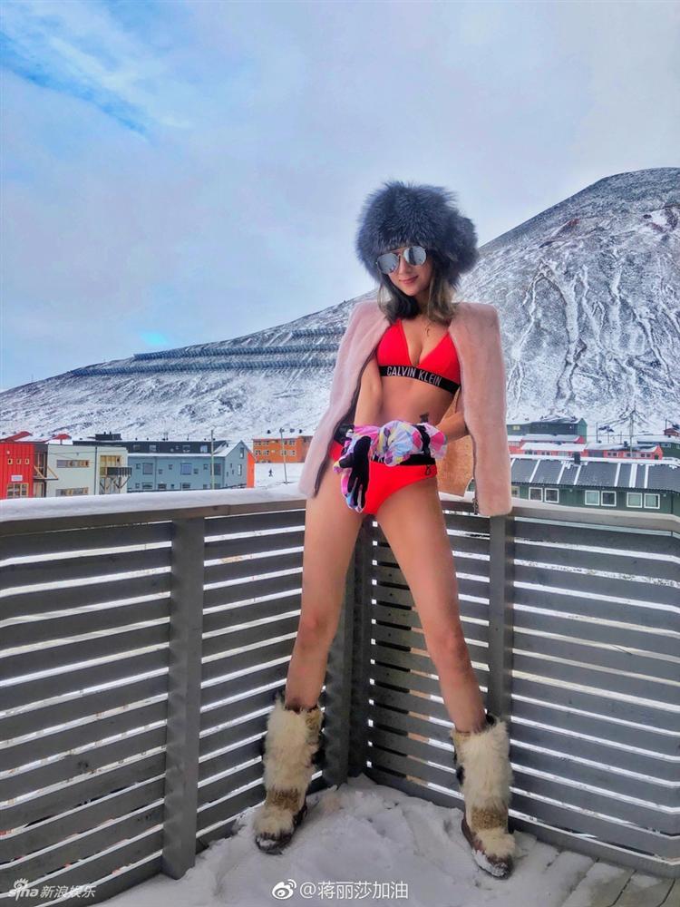 4 lần sinh con, bà xã Đoàn Dự Trần Hạo Dân vẫn tuyệt đẹp khi mặc bikini giữa thời tiết âm 10 độ C-2