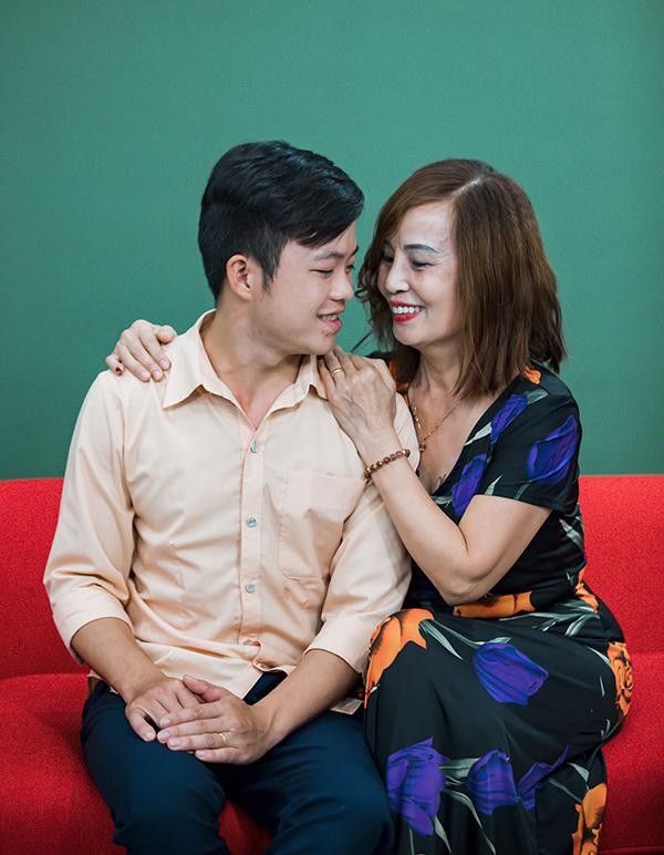 Sau nửa tháng kết hôn, chú rể 26 tuổi tấm tắc khen vợ 61: Cô ấy là người hoàn hảo nhất tôi từng gặp-2