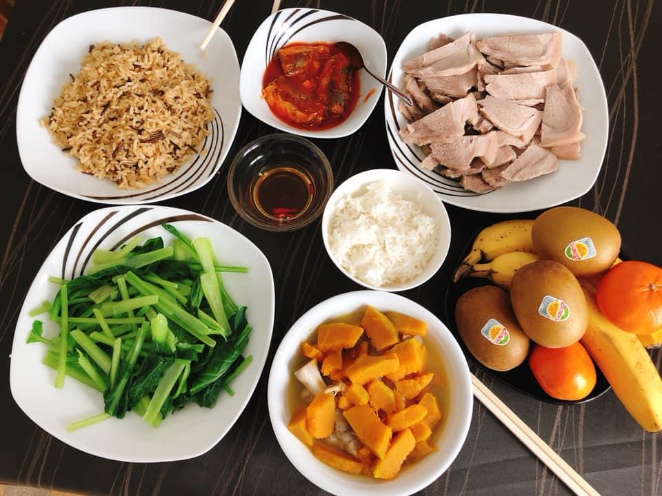 Mới sinh em bé được 5 ngày, mẹ trẻ đã dậy làm mâm cơm ngon đã mắt khiến chị em trầm trồ khen ngợi-1