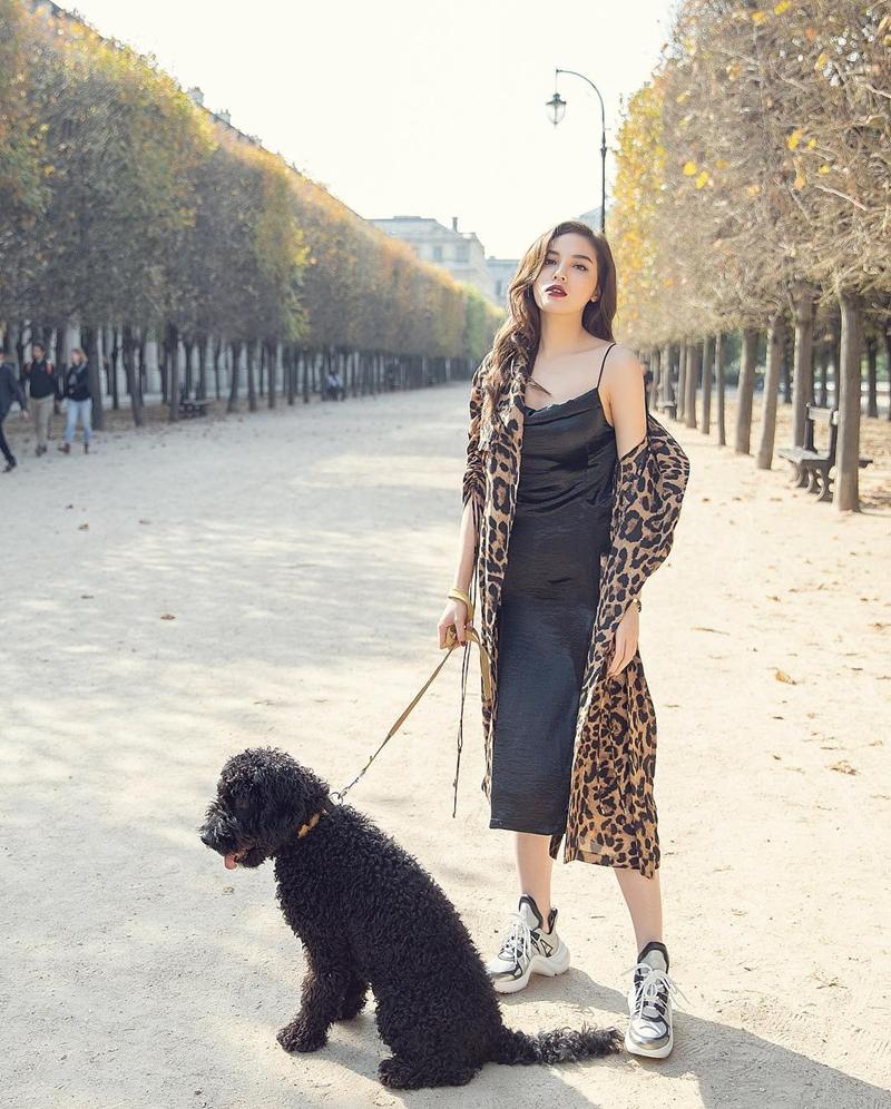 Nhã Phương - Trường Giang diện đồ đôi tình tứ, Đỗ Mỹ Linh bất ngờ khoe street style gợi cảm khi hết nhiệm kì Hoa hậu-8