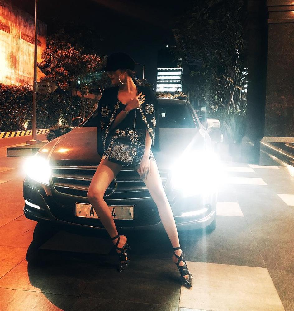 Nhã Phương - Trường Giang diện đồ đôi tình tứ, Đỗ Mỹ Linh bất ngờ khoe street style gợi cảm khi hết nhiệm kì Hoa hậu-4