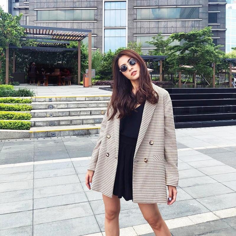 Nhã Phương - Trường Giang diện đồ đôi tình tứ, Đỗ Mỹ Linh bất ngờ khoe street style gợi cảm khi hết nhiệm kì Hoa hậu-5