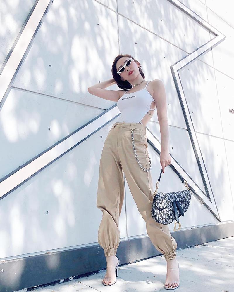 Nhã Phương - Trường Giang diện đồ đôi tình tứ, Đỗ Mỹ Linh bất ngờ khoe street style gợi cảm khi hết nhiệm kì Hoa hậu-6