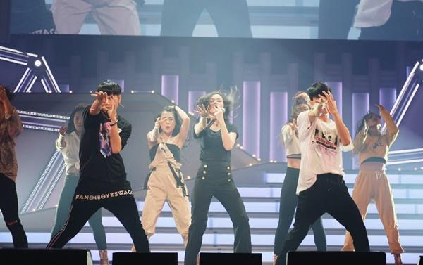 Trước giờ G, Đông Nhi khiến fan đứng ngồi không yên khi khoe vòng 3 bốc lửa trên sân khấu tổng duyệt tại Nhật-1