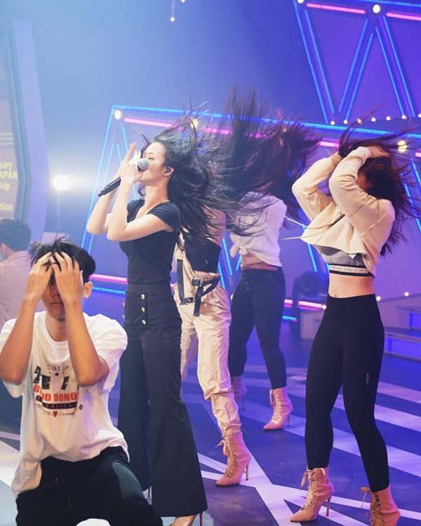 Trước giờ G, Đông Nhi khiến fan đứng ngồi không yên khi khoe vòng 3 bốc lửa trên sân khấu tổng duyệt tại Nhật-4