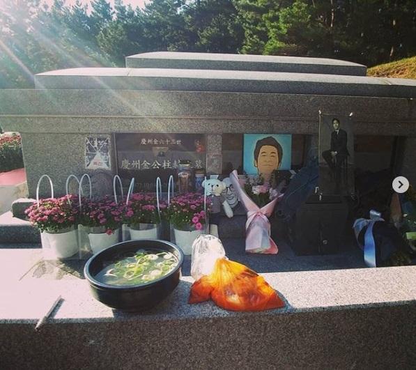 Bạn thân đến viếng nam diễn viên Reply 1988 vào ngày sinh nhật anh-1