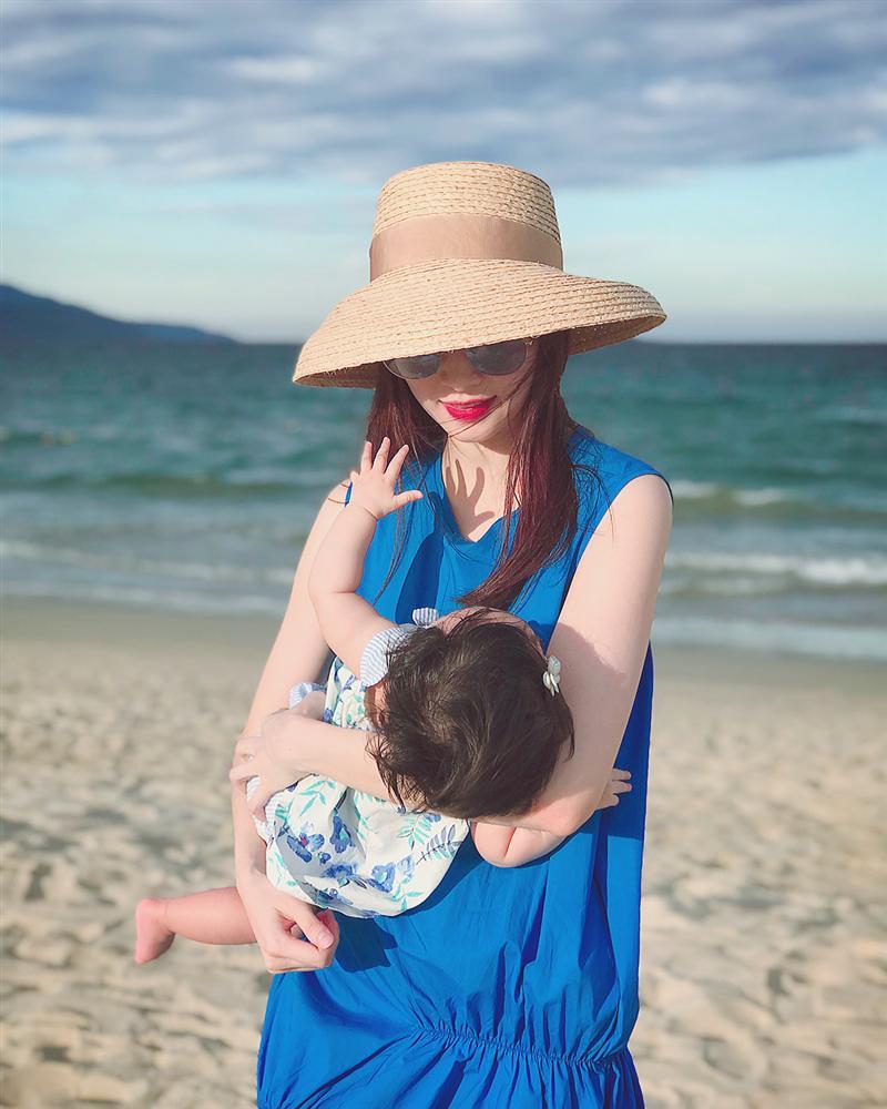 Dù giấu mặt, con gái Đặng Thu Thảo vẫn được nhận xét giống cụ thân sinh ở mái tóc xoăn tự nhiên đáng yêu-2