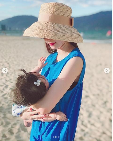 Dù giấu mặt, con gái Đặng Thu Thảo vẫn được nhận xét giống cụ thân sinh ở mái tóc xoăn tự nhiên đáng yêu-3