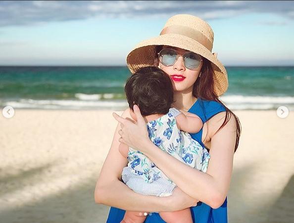 Dù giấu mặt, con gái Đặng Thu Thảo vẫn được nhận xét giống cụ thân sinh ở mái tóc xoăn tự nhiên đáng yêu-5