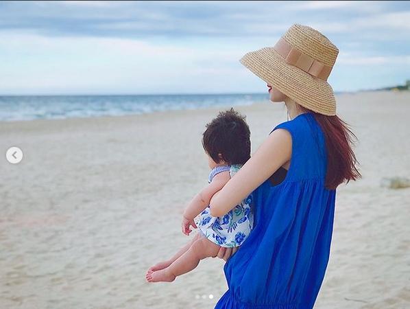 Dù giấu mặt, con gái Đặng Thu Thảo vẫn được nhận xét giống cụ thân sinh ở mái tóc xoăn tự nhiên đáng yêu-6