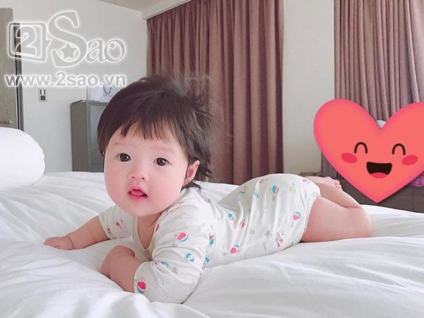 Dù giấu mặt, con gái Đặng Thu Thảo vẫn được nhận xét giống cụ thân sinh ở mái tóc xoăn tự nhiên đáng yêu-9