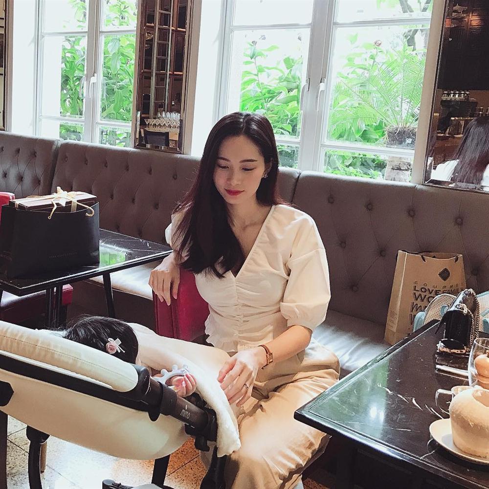 Dù giấu mặt, con gái Đặng Thu Thảo vẫn được nhận xét giống cụ thân sinh ở mái tóc xoăn tự nhiên đáng yêu-10