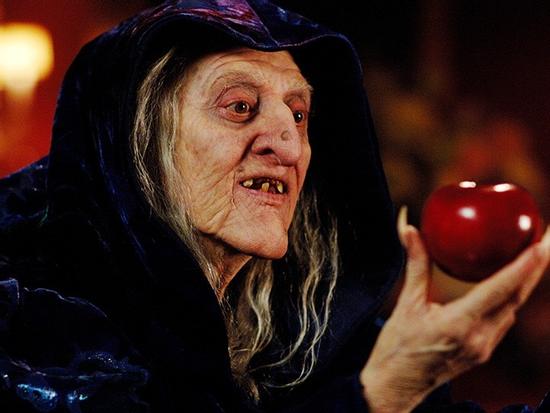 Phụ nữ cằm nhọn, dễ thương nhưng thường trắc trở trong chuyện tình cảm