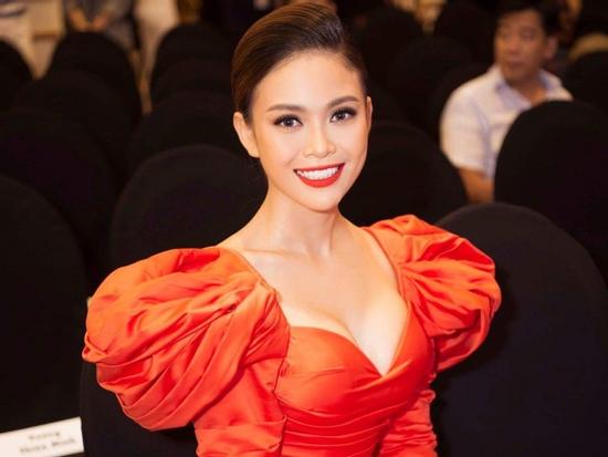 Diện váy cúp ngực trễ nải, Mâu Thủy buông lơi vòng một khiến fan mỏi mắt ngắm nhìn