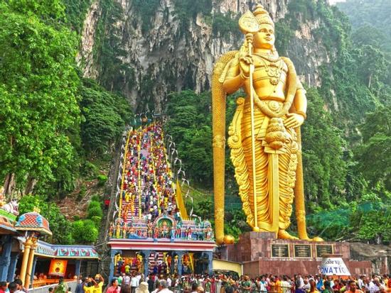 Bậc thang ở động Batu Malaysia được 'thay áo' cầu vồng