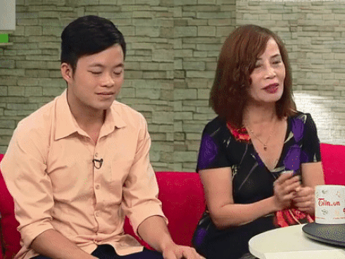 Khẳng định vợ 61 là người hoàn hảo, chồng 26 ở Cao Bằng nối gót xăm tên vợ lên ngực sống chết có nhau-3