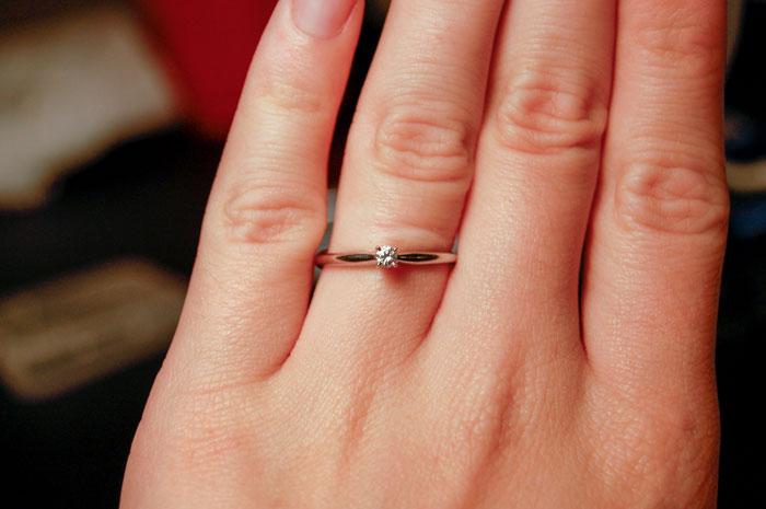 Làm bẽ mặt chồng sắp cưới vì chiếc nhẫn gắn kim cương quá nhỏ-1