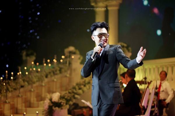 Choáng ngợp với đám cưới 10 tỷ ở Đà Nẵng: Chú rể lái siêu xe lên sân khấu, mời cả ca sĩ hạng A đến góp vui-6