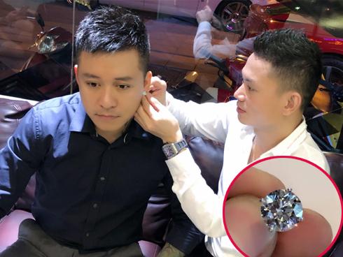 Tự thưởng dịp sinh nhật, Tuấn Hưng 'tậu' khuyên tai kim cương 7 tỷ đồng