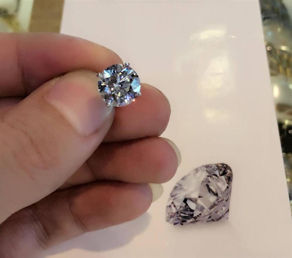 Tự thưởng dịp sinh nhật, Tuấn Hưng tậu khuyên tai kim cương 7 tỷ đồng-2