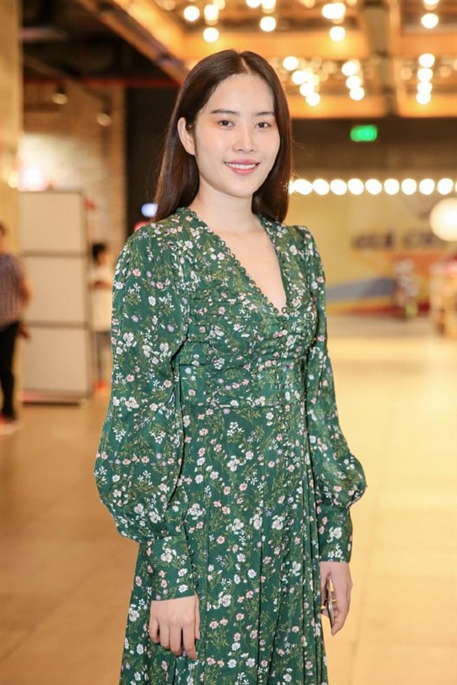 Chị em có thích váy hoa đến mấy cũng đừng bắt chước Nam Em kẻo lại tự biến mình gái tơ thành bà bầu-6