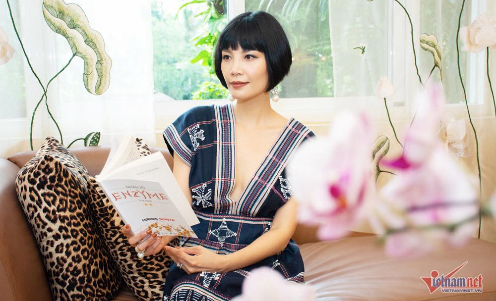 Vũ Cẩm Nhung: 9 năm mong con, chồng chưa lần nào buông tay tôi-1