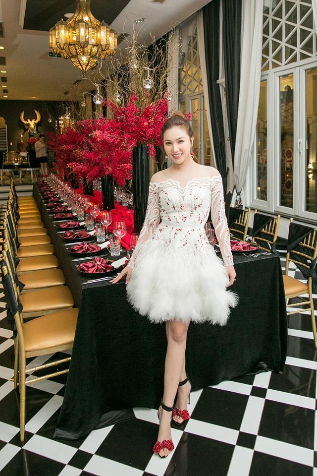 Cùng chặt chém trong mẫu váy thiên nga, Đỗ Mỹ Linh vượt mặt Quỳnh Thư nhờ layout trang điểm tươi tắn-1