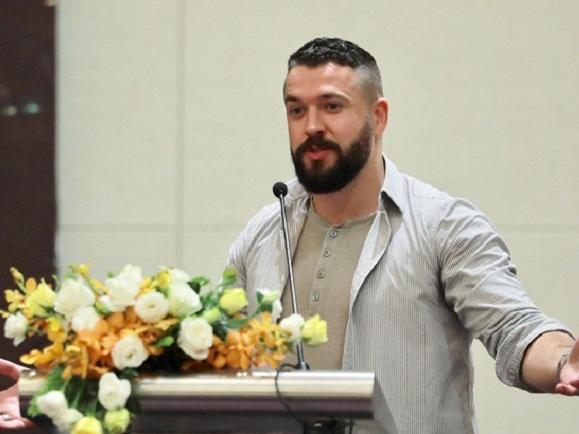 Hoàng tử tình ca Shayne Ward bất ngờ hôn fan nữ trên sân khấu-9