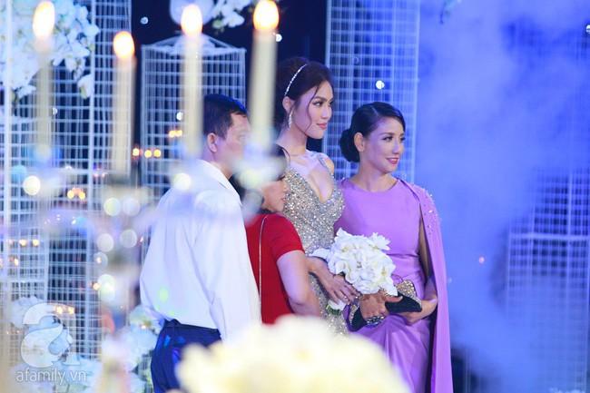 Lộ diện người phụ nữ quyền lực lấn át cô dâu Lan Khuê trong tiệc cưới-4