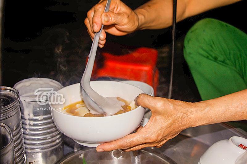 Gánh đậu hũ đêm gần 30 năm ở Sài Gòn, nắng, mưa, khuya khoắt vẫn nườm nượp người chờ ăn-4
