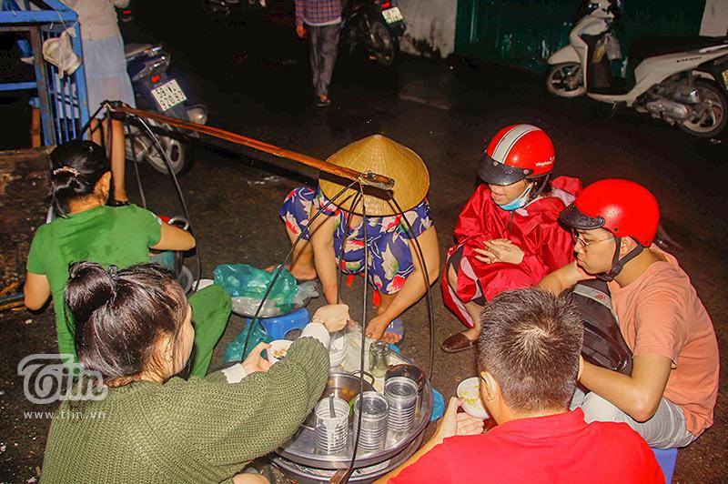 Gánh đậu hũ đêm gần 30 năm ở Sài Gòn, nắng, mưa, khuya khoắt vẫn nườm nượp người chờ ăn-8