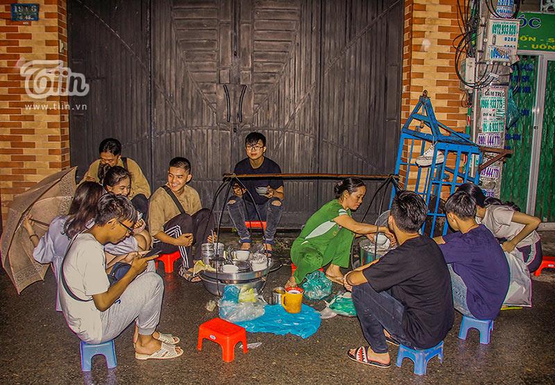Gánh đậu hũ đêm gần 30 năm ở Sài Gòn, nắng, mưa, khuya khoắt vẫn nườm nượp người chờ ăn-10