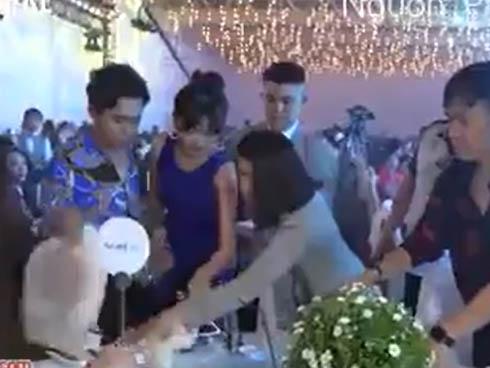 Không thể đếm nổi những lần Trấn Thành bảo vệ Hari Won ra mặt khiến nhiều người đã yêu càng thêm yêu