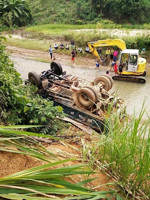 Sơn La: Xe tải mất phanh lao vút xuống suối, nằm ngửa bụng-1