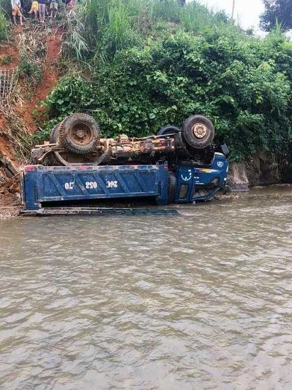 Sơn La: Xe tải mất phanh lao vút xuống suối, nằm ngửa bụng-2