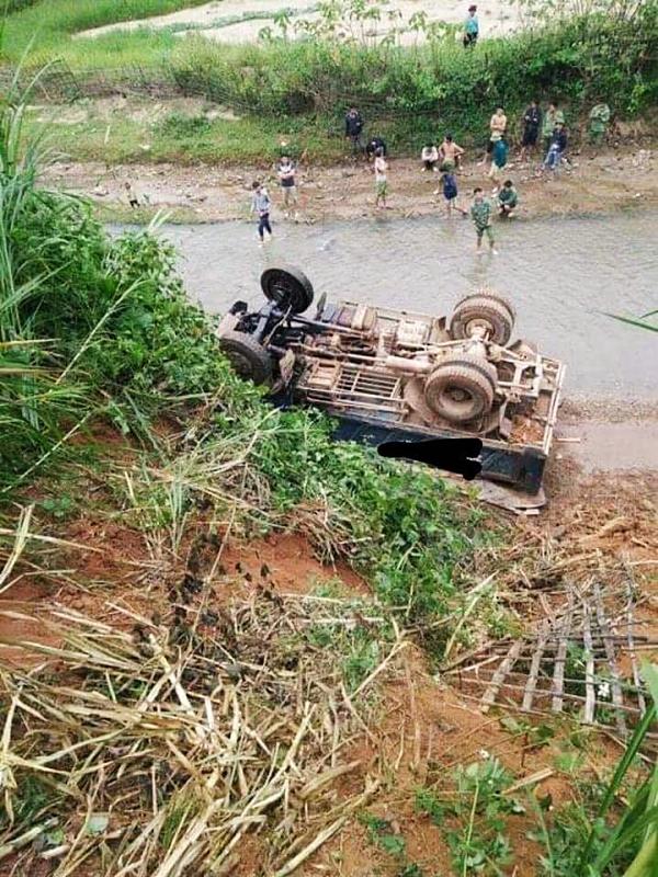 Sơn La: Xe tải mất phanh lao vút xuống suối, nằm ngửa bụng-4