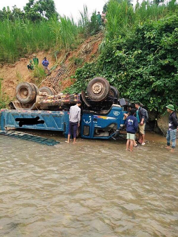 Sơn La: Xe tải mất phanh lao vút xuống suối, nằm ngửa bụng-5