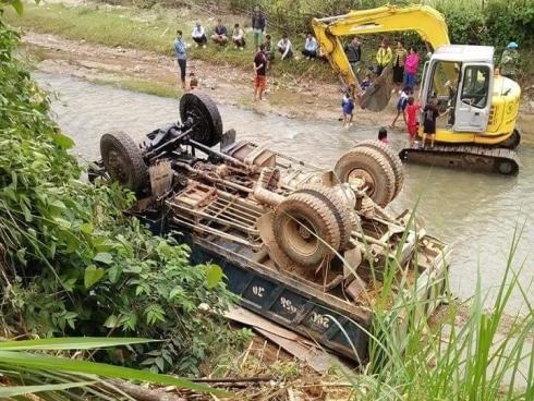 Sơn La: Xe tải mất phanh lao vút xuống suối, nằm ngửa bụng