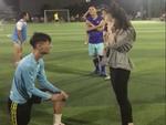 Bạn gái cứ giận là trả lại nhẫn cưới, chàng trai quyết định quỳ gối cầu hôn trên sân bóng khiến dân tình phát sốt