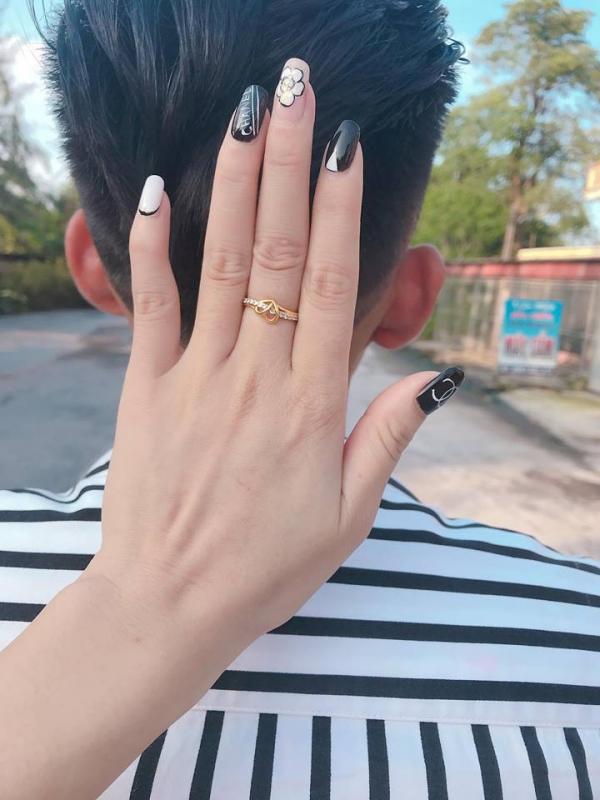 Bạn gái cứ giận là trả lại nhẫn cưới, chàng trai quyết định quỳ gối cầu hôn trên sân bóng khiến dân tình phát sốt-1