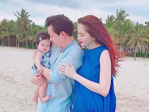 Đúng dịp kỷ niệm một năm ngày cưới, Đặng Thu Thảo lần đầu khoe ảnh tổ ấm trọn vẹn với 3 thành viên