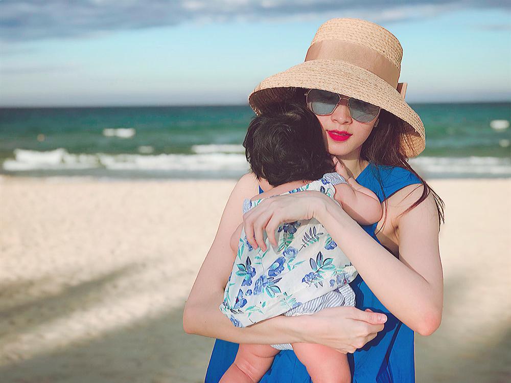 Đúng dịp kỷ niệm một năm ngày cưới, Đặng Thu Thảo lần đầu khoe ảnh tổ ấm trọn vẹn với 3 thành viên-8