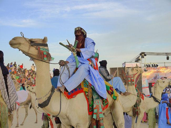 Mùa đông sang châu Phi tránh rét với những lễ hội siêu độc này-1